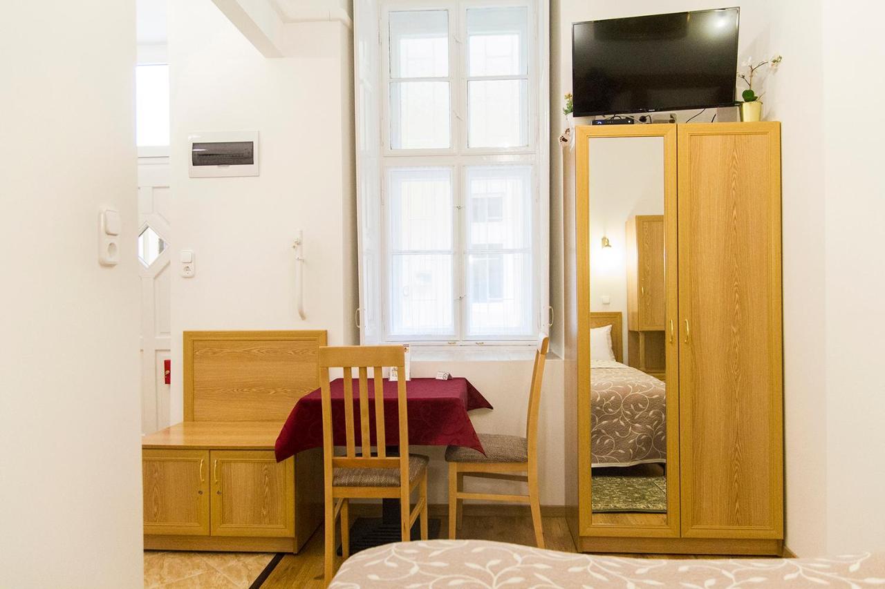 Authentic Akacfa Apartment Budapest Bagian luar foto