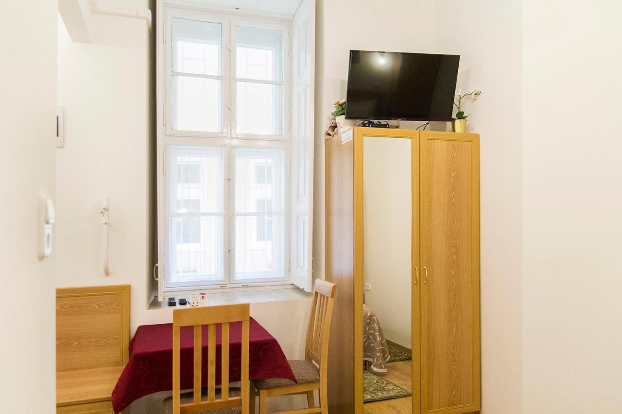 Authentic Akacfa Apartment Budapest Bagian luar foto